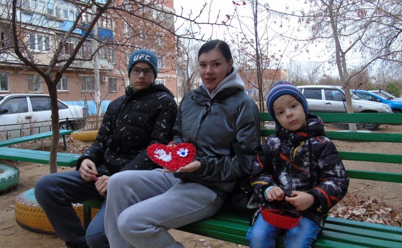 В Наримановском районе прошла поздравительная акция «Подари сердечко маме»