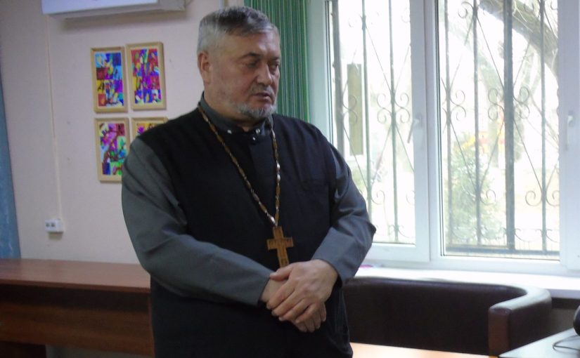 Наримановские пенсионеры встретились с настоятелем Храма