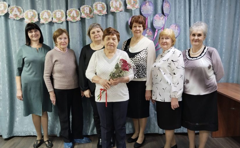 Жительница Нариманова принимает поздравления с юбилеем