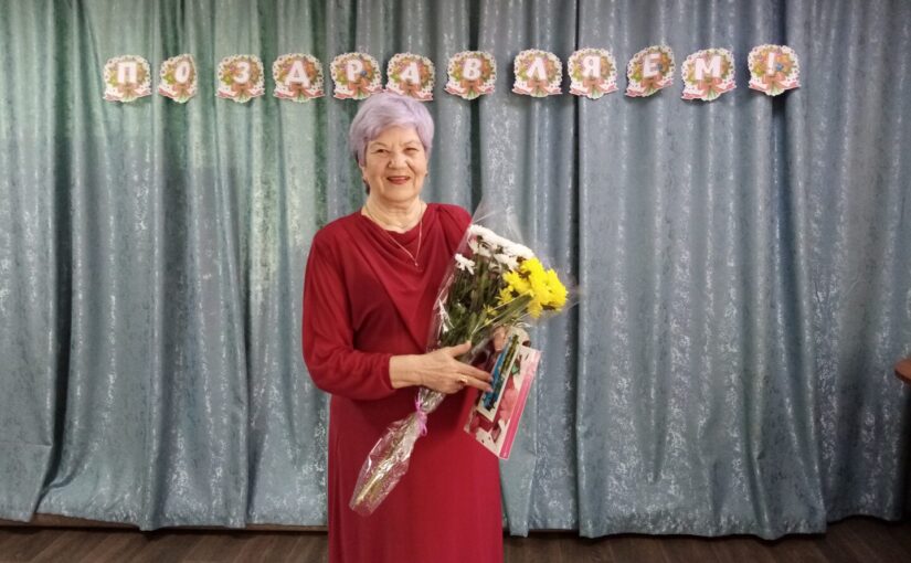 Жительница города Нариманова принимает поздравления с 80-летним юбилеем