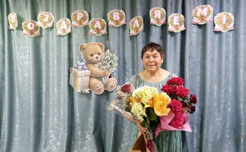 Активистку школы третьего возраста наримановского комплексного центра поздравили с 85-летним юбилеем